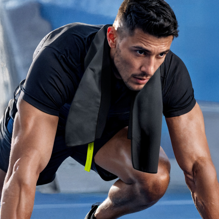 Man Training and Using the TRNR Quick-Dry Towel in Back/Lime